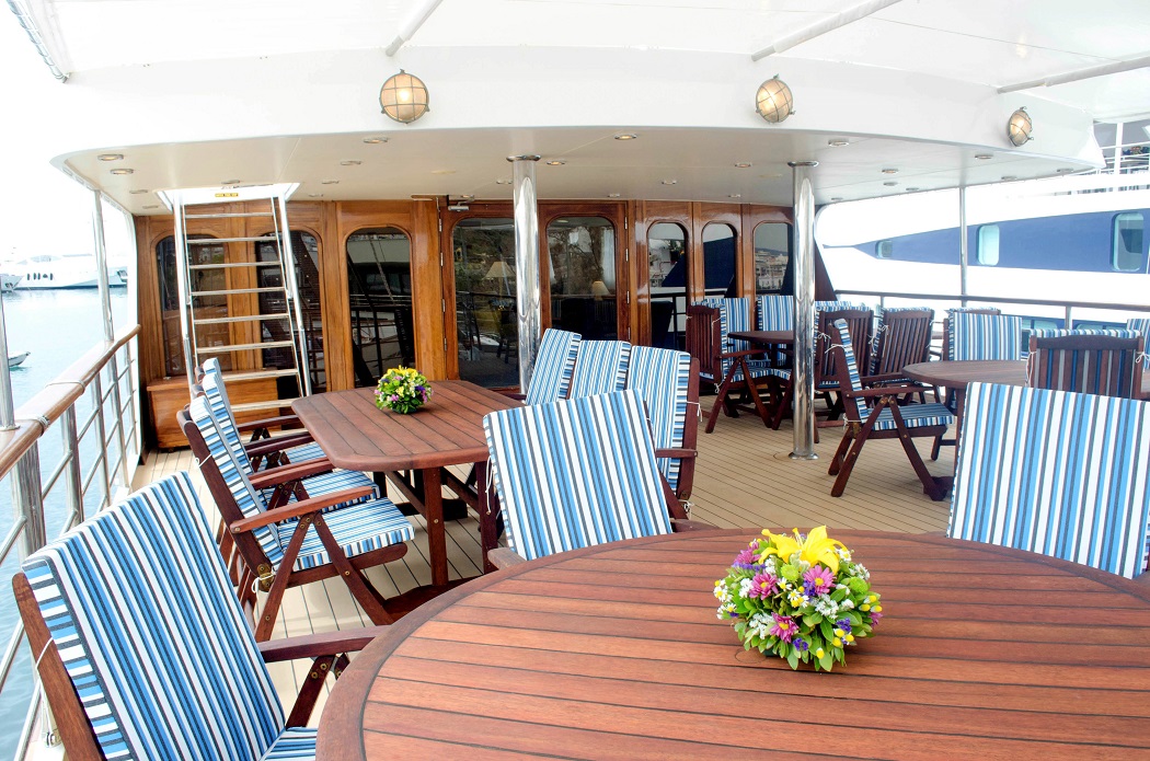 CALLISTO CRUCEROS ISLANDIA CRUCEROS NORTE DE EUROPA CRUCEROS EN YATE CRUCEROS ISLANDIA ICELAND CRUISES YACHT CRUISES VARIETY CRUISES ICELAND CUBA CRUISES CRUCEROS POR CUBA EN YATE RESTAURANTE AL FRESCO TERRAZA POPA
